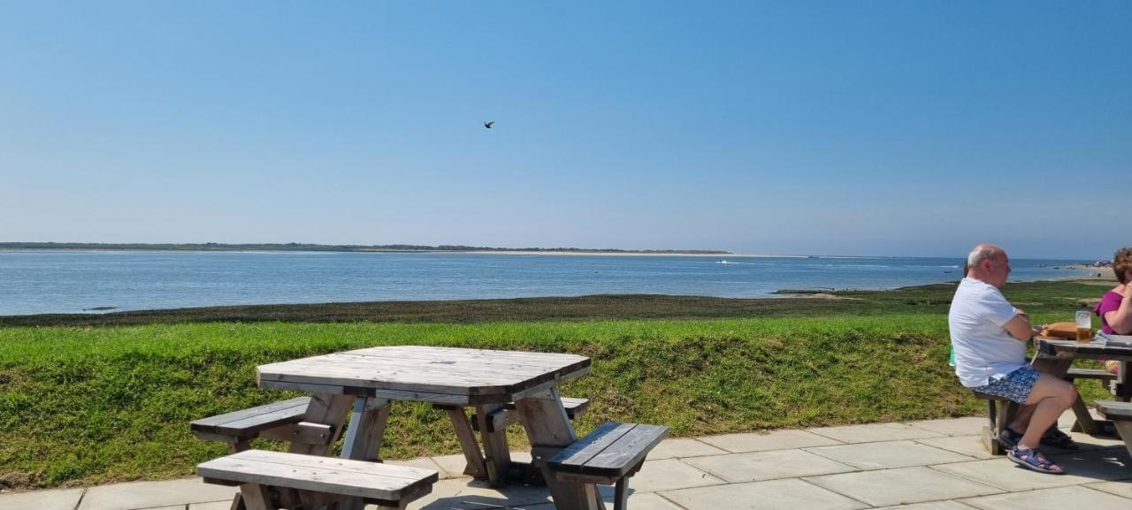 The Lock Castle Gate Carmarthen Bay Parkdean Resort Ferryside Exterior photo